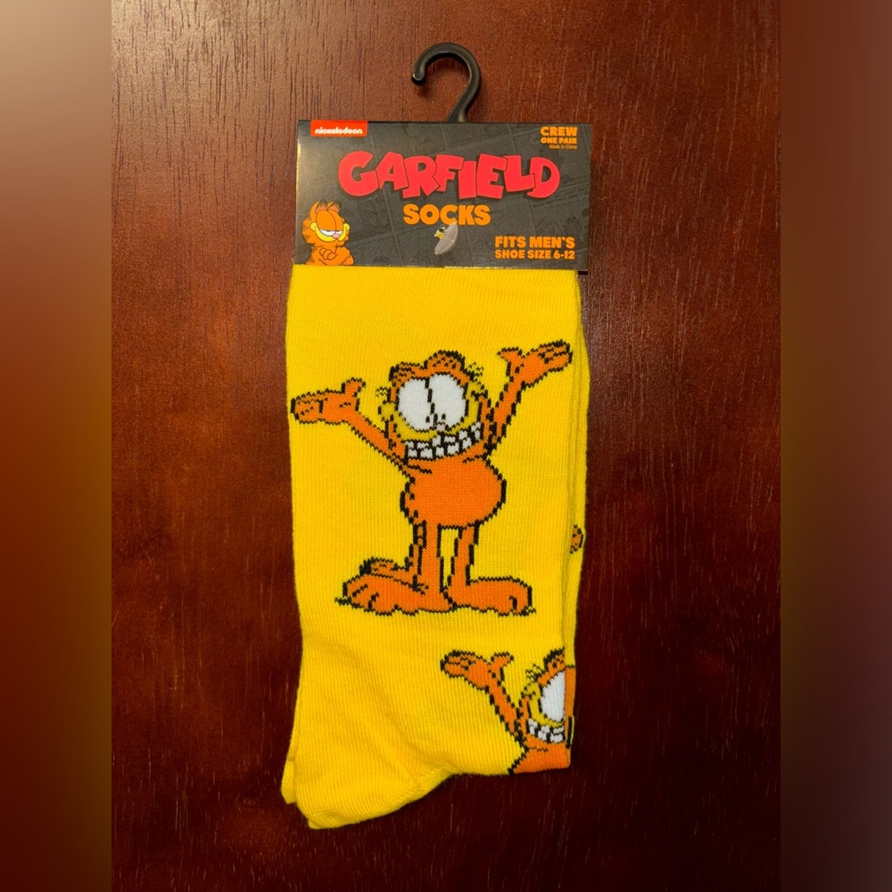 GARFIELD NOVELTY CREW SOCKS NWT MEN’S SHOE SIZE 6-12